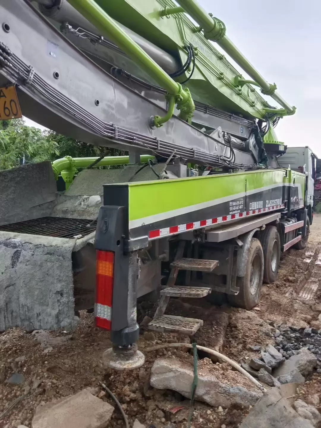 2013 zoomlion pompa z wysięgnikiem 47m montowana na ciężarówce pompa do betonu na podwoziu benz