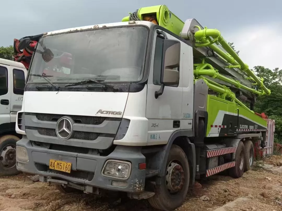 2013 zoomlion pompa z wysięgnikiem 47m montowana na ciężarówce pompa do betonu na podwoziu benz