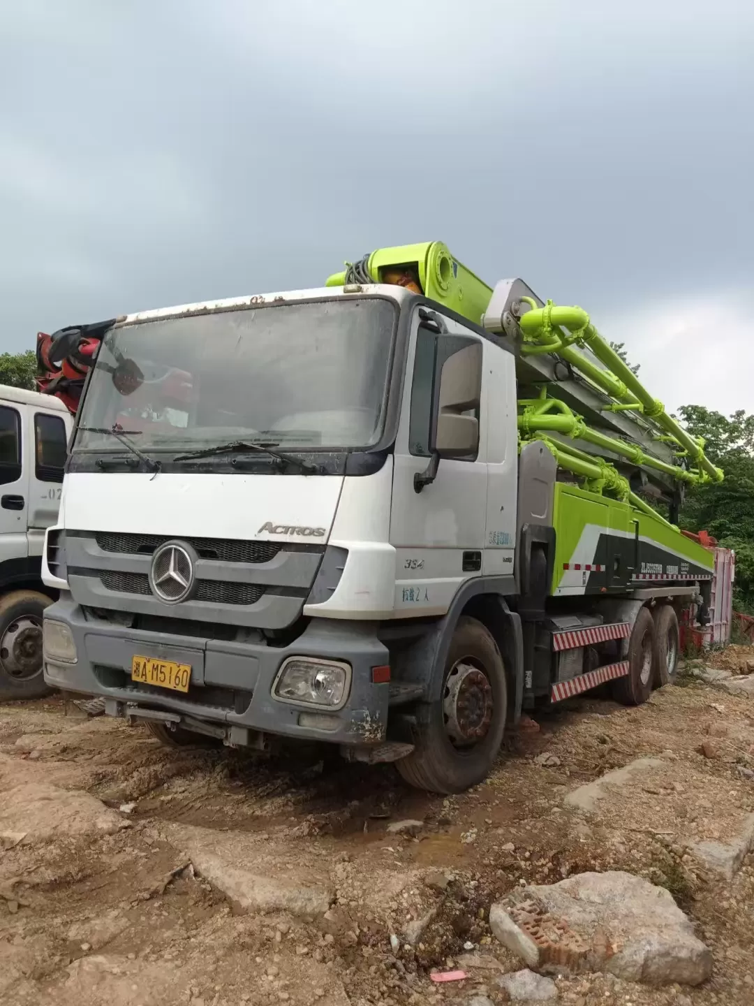 2013 zoomlion pompa z wysięgnikiem 47m montowana na ciężarówce pompa do betonu na podwoziu benz