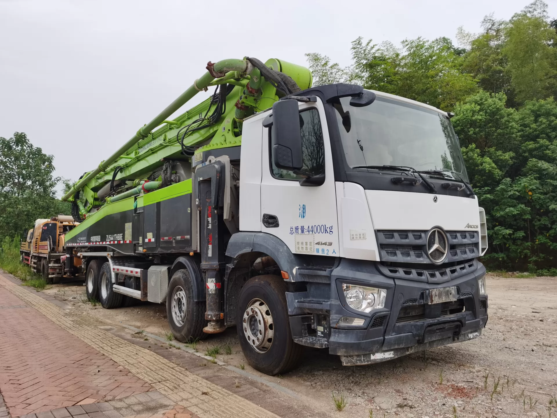 pompa do betonu zoomlion 2020 63 m, montowana na ciężarówce, na podwoziu benz