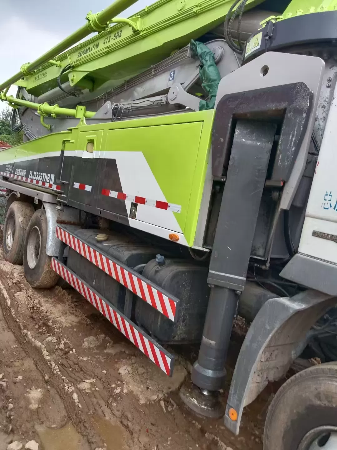 2013 zoomlion pompa z wysięgnikiem 47m montowana na ciężarówce pompa do betonu na podwoziu benz