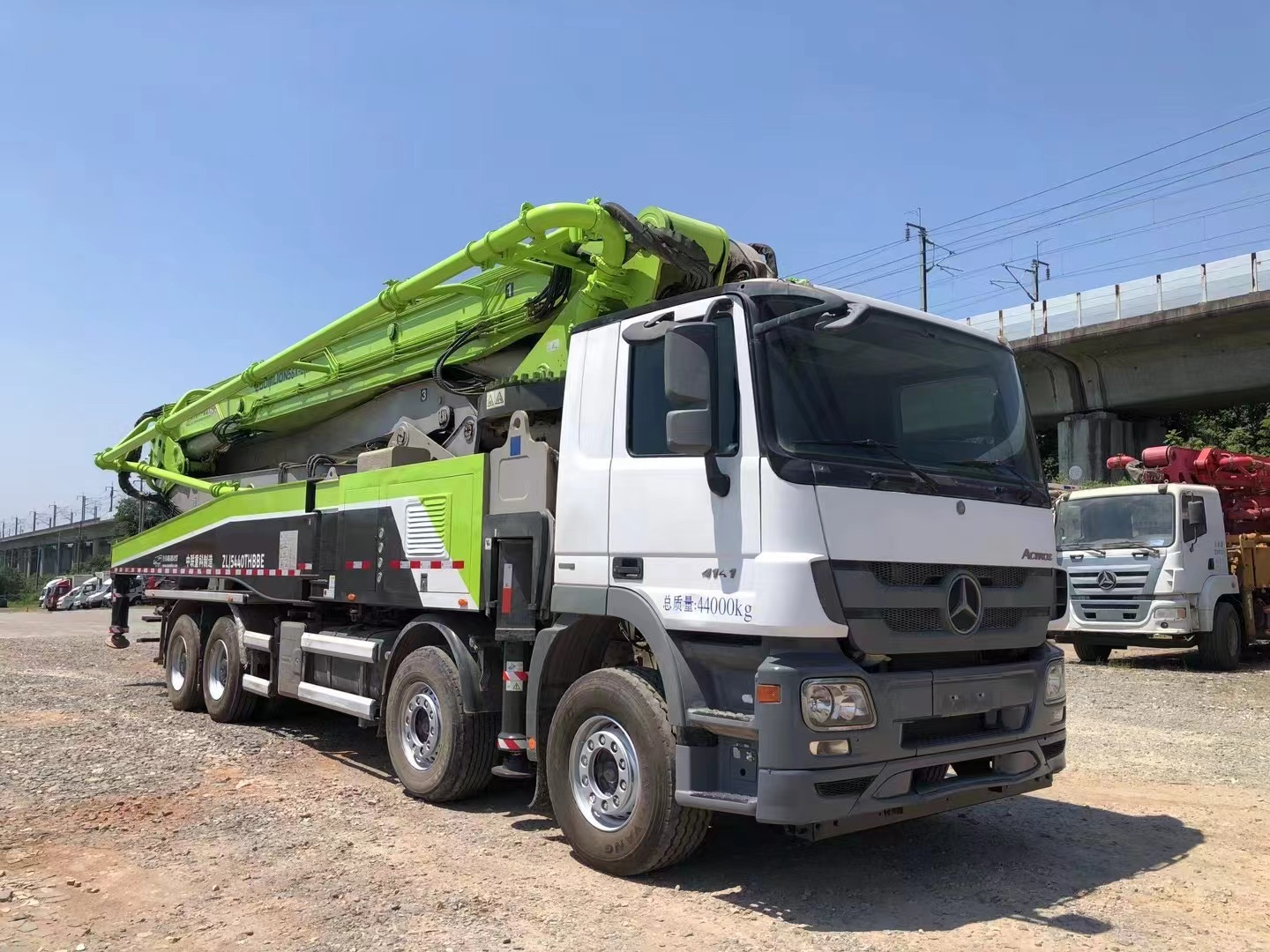 pompa do betonu zoomlion 2019, 56 m, montowana na ciężarówce, na podwoziu benz