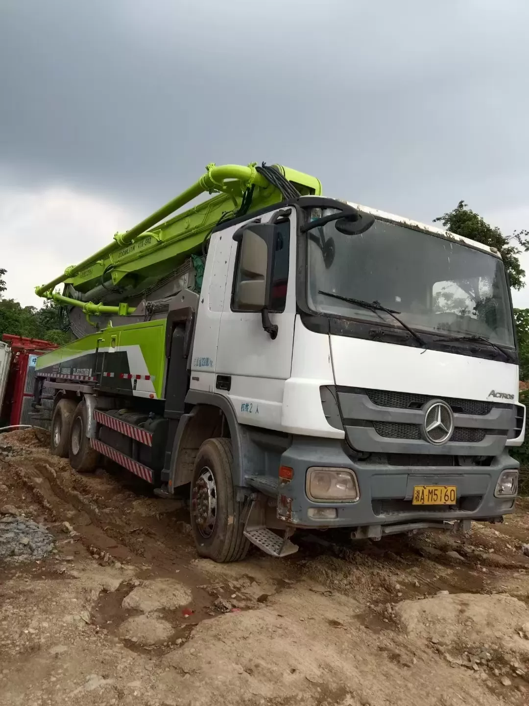 2013 zoomlion pompa z wysięgnikiem 47m montowana na ciężarówce pompa do betonu na podwoziu benz